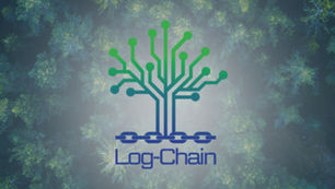 Log-Chain-Logo (Baum mit Leiterbahnen und Kette) über einem dichten Wald aus der Vogelperspektive
