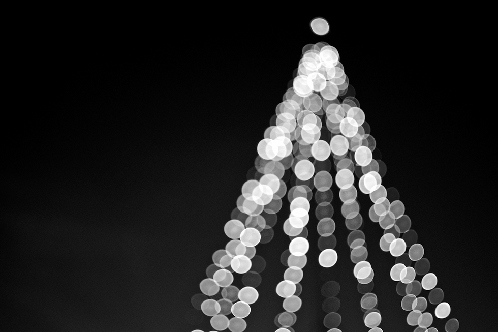 Beleuchteter Weihnachtsbaum. Im Hintergrund stimmungsvolle Musik.