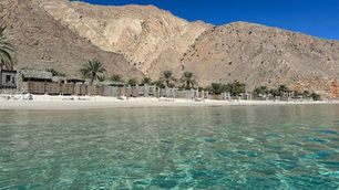 Por trás das montanhas de Al Hajar, encontramos um verdadeiro oásis.... O resort Six Senses Zighy Bay,  tem a arquitetura e o design  inspirados nas vilas tradicionais omanenses, criando uma atmosfera única e autêntica. Além do cenário deslumbrante, a gastronomia é refinada ( e deliciosa), o  serviço é impecável, e o spa incomparável.  Se vale a pena ???? MUITO !!! O mar é tão cristalino, quente e calmo como o do Caribe. A areia é tão fininha, e branca, que te convidam a mergulhar e relaxar. E se você tiver sorte, ainda poderá encontrar os tubarões baleia. Por aqui a fauna marinha é riquíssima!!! 