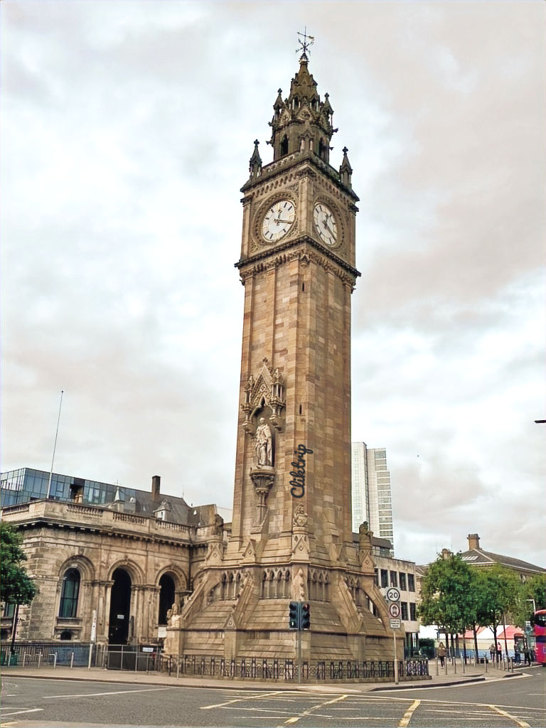 Albert Memorial Clock ou Torre Inclinada de Belfast - torre de relógio localizada na Queen's Square. Possui 34m de altura, e devido ao afundamento do solo onde foi construída, está inclinando, ganhando mais um apelido : Belfast Leaning Tower.