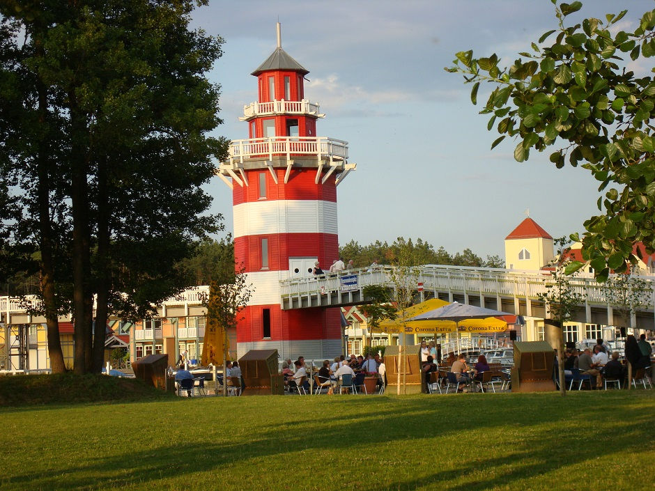 Ein Leuchtturm ist Wahrzeichen des Hotels an der Hafeneinfahrt