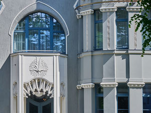 Jugendstilfassade des Roomers Hotels am Steinplatz
