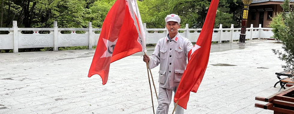 Straßenhändler schenkt den Radlern Rote-Armee-Flaggen für die letzten Etappen