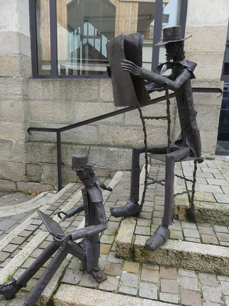 Skulptur des Metallbildhauers Jean-Alexandre Delattre: Kind mit Großvater, die Kluft zwischen den Generationen verdeutlichend (Kind mit modernem Tablet und Großvater mit Zeitung)