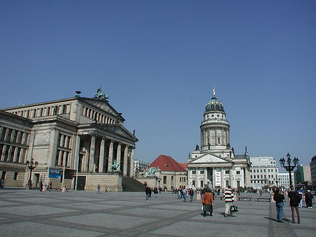 Gendarmenmarkt mit Konzerthaus und Französischem Dom 