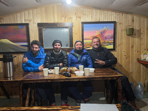 Alexios mit seiner Gruppe im Sturmlager nach der Besteigung