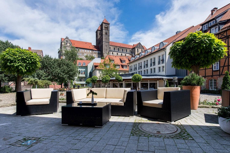 Hotel Schlossmühle mit Blick auf den Schlossberg und die Stiftskirche