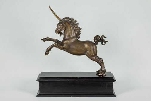 Hans Reisinger, Gießer: Springendes Einhorn, vor 1589, Gelbguss auf Holzsockel, Grünes Gewölbe Dresden