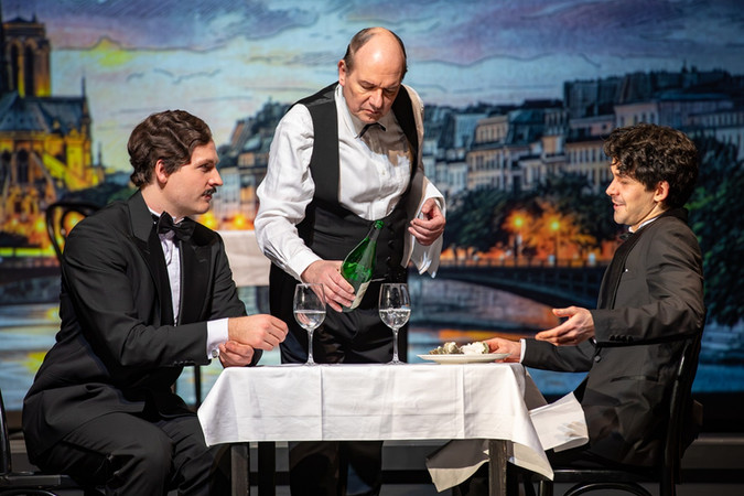 Links: Vereinbarung des Rollentauschs zwischen dem Marquis de Venosta (Jakob Wenig) und Felix Krull (Adrian Djokic)