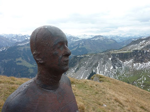 Gormley Figur vor der spektakulären Bergkulisse der Vorarlberger Alpen