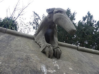 Die Burgmauer, als "Wall of Animals" gestaltet