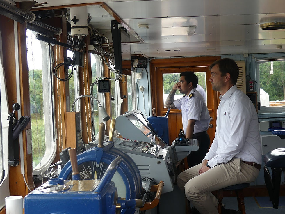 Auf der Brücke während der Durchfahrt durch den Nord-Ostsee-Kanal