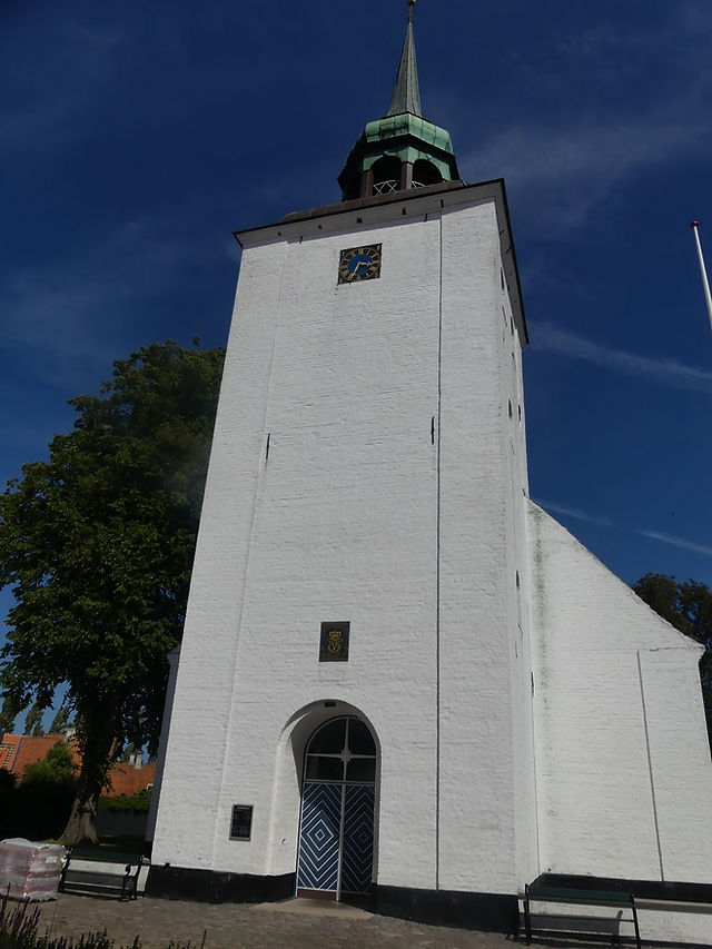 Die Kirche von Eroskobing mit geschnitzter Kanzel