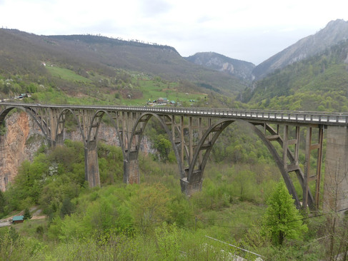 Die spektakuläre Durdevida-Brücke überspannt die Tara-Schlucht
