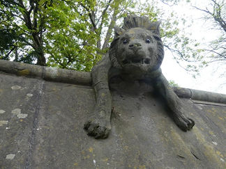 Die Burgmauer, als "Wall of Animals" gestaltet