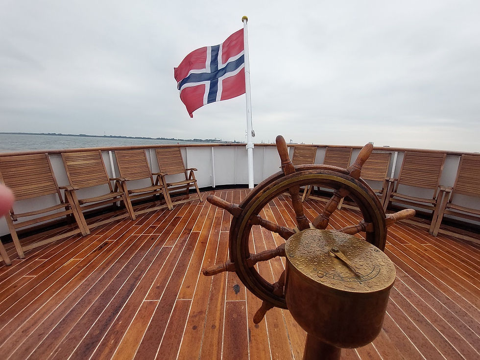 Das Steuerrad am Heck des Schiffes ist keine Attrappe