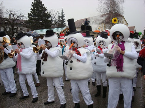 Eine Kapelle von Schneemännern eröffnet den Großen Mullerlauf
