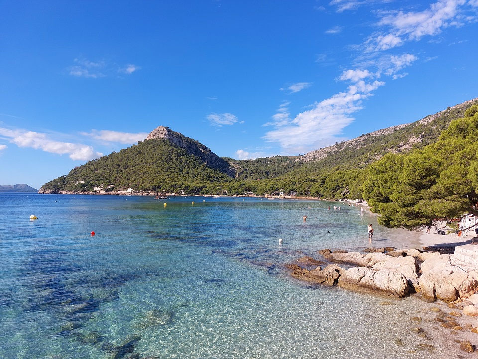 Der Badestrand Platja de Formentor, einer der schönsten Strände von Mallorca
