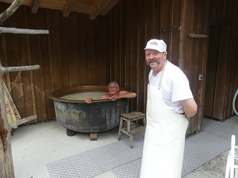 Sälmi Töngi lädt zum Molkebad