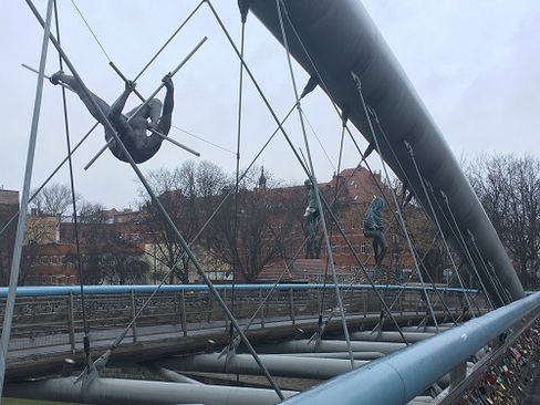 Brücke mit Akrobaten