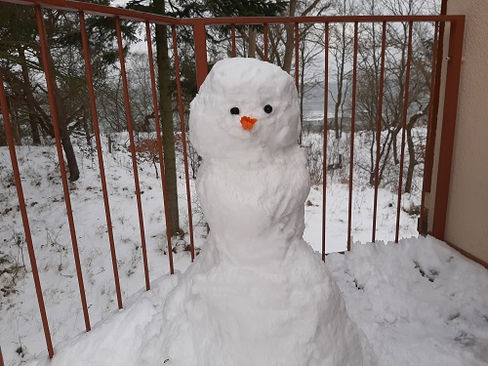 Schneemann auf dem Balkon des Appartements