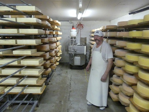 Käsebaron Sälmi zeigt seine Schatzkammer