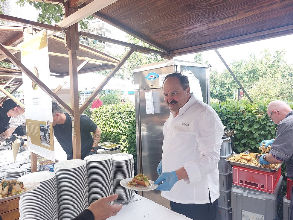 Johann Lafer an seinem Koch-Stand