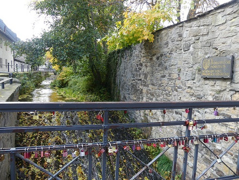 Der Fluss Abzucht in der historischen Altstadt von Goslar