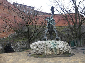 Echtes Feuer speiender Drachen an der Burgmauer