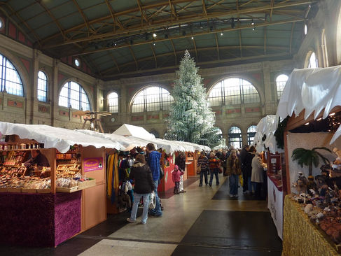 Der von Swarovski geschmückte Weihnachtsbaum in der großen Bahnhofshalle