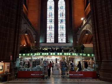 Bunter Souvenirshop in der Kathedrale