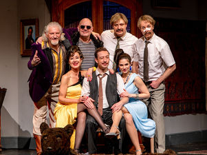 Schauspiel-Ensemble vom "Revisor" im Schlosspark Theater