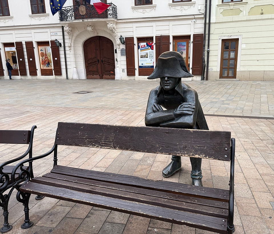 Phantasievolle Denkmäler in der Altstadt: Napoleonischer Soldat