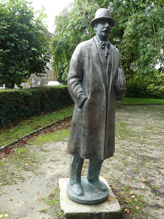 Skulptur des Philosophen Èmile Chartier in Mortagne-au-Perch