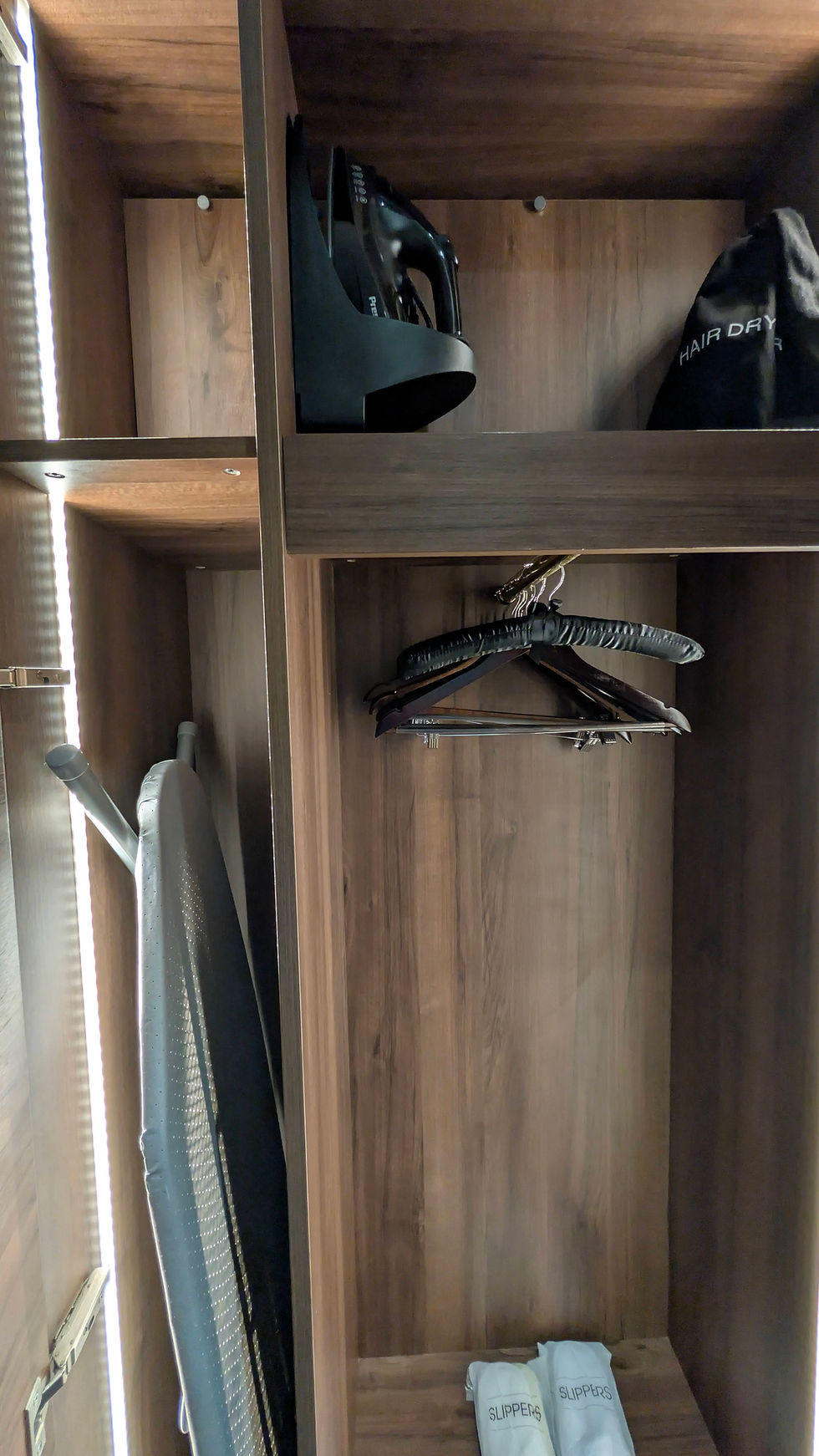 Der Kleiderschrank im Zimmer