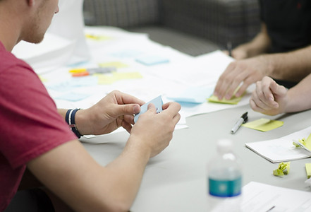 Persone durante un workshop