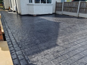 Dark pattern imprint concrete driveway