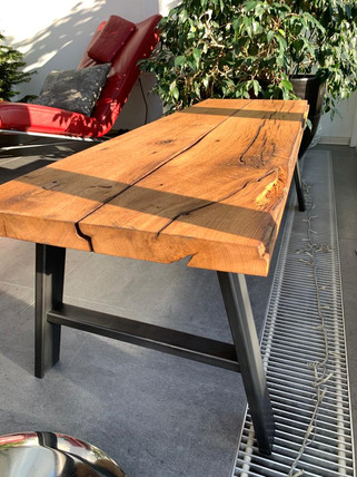 Bank aus rustikalem Holz und Metall