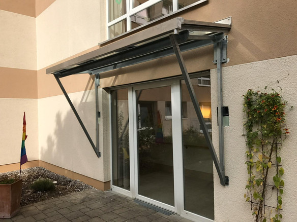 Vordach Glas und Metall