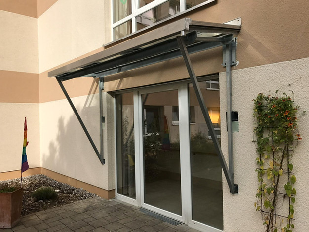 Vordach Glas und Metall