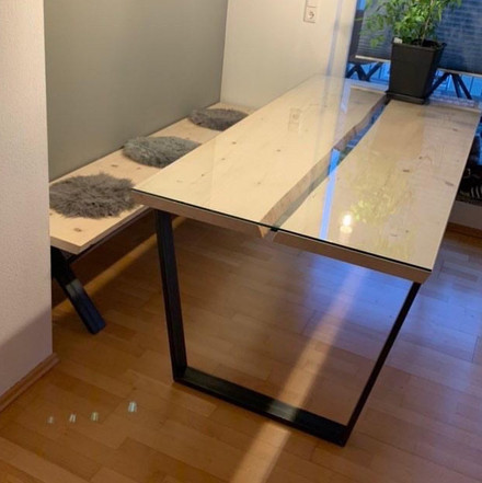 Tisch mit Metallgestell, Holzplatte und Glasplatte