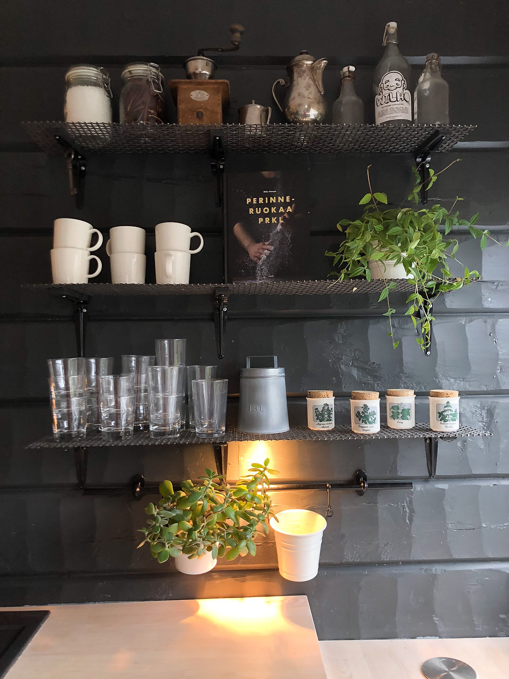 avohylly keittiössä, keittiö ilman yläkaappeja, diy hyllykkö, diy kitchen shelf, kitchen without cabinets