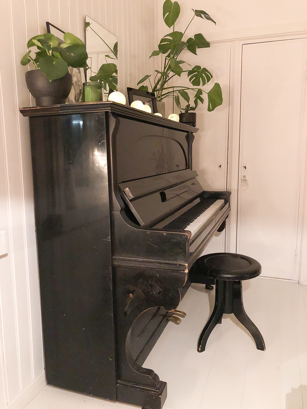 black piano chair, musta pianotuoli
