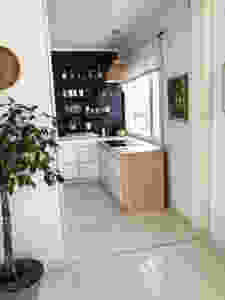 white kitchen black wall, wooden kitchen counter, valkoinen keittiö musta seinä, puinen keittiön taso, saarnitaso, ash kitchen counter
