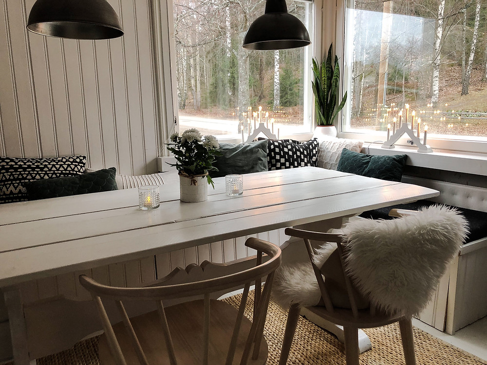 Ruokailuhuoneen penkki, Built-in bench dining room, kulmaikkunoiden koristelu, corner window Christmas decoration