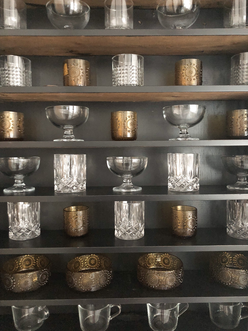 riihimäen lasi grappnonia, vanha ruskea juomalasi, konjakkilasit, glass items in an old cabinet