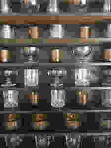riihimäen lasi grappnonia, vanha ruskea juomalasi, konjakkilasit, glass items in an old cabinet