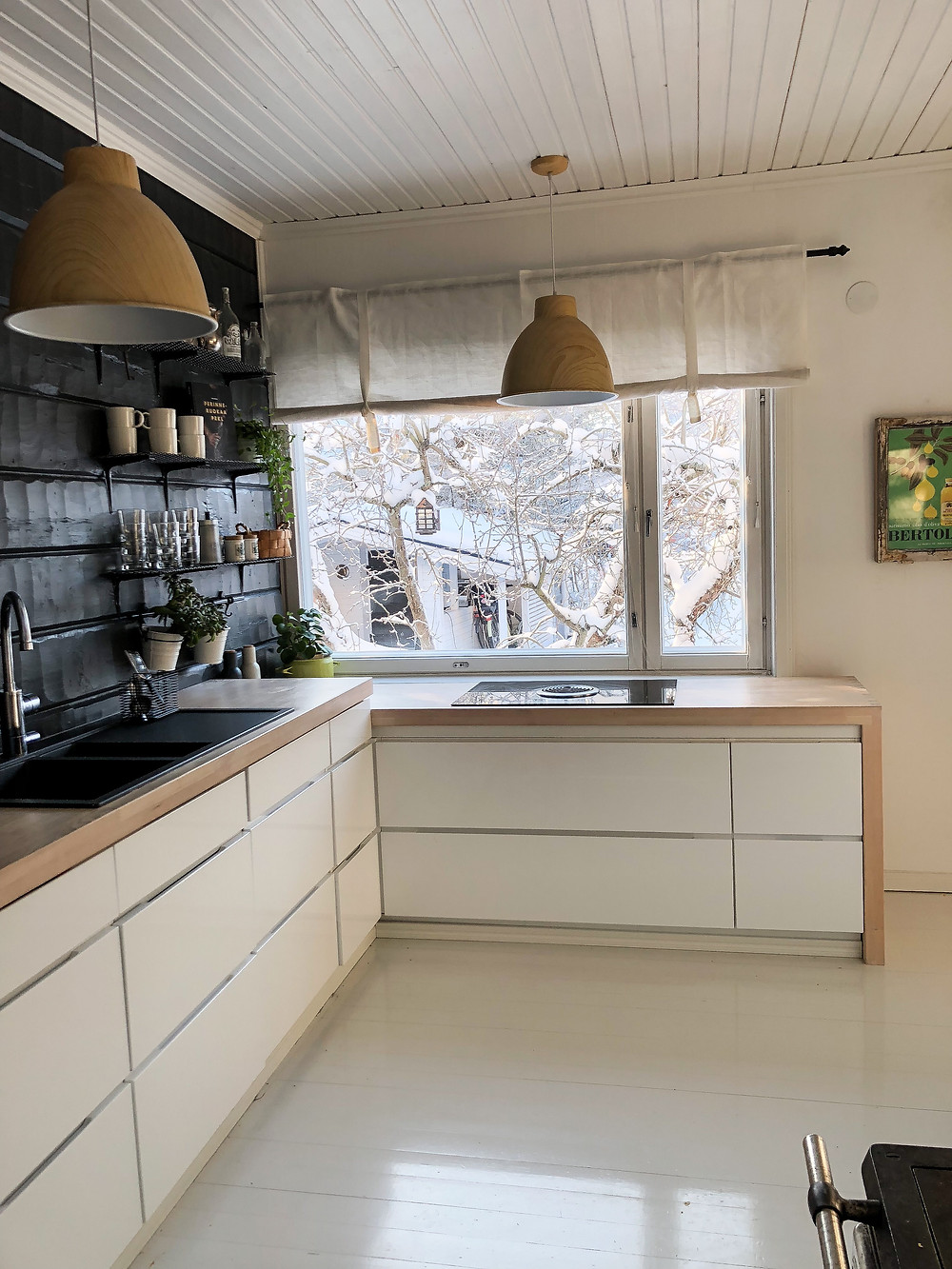 Valkoinen keittiö seinäidea, Kvik Mano Gloss, Integroidut kodinkoneet keittiössä, Integrated kitchen appliances, White kitchen wooden worktop dark walls, White kitchen wall ideas