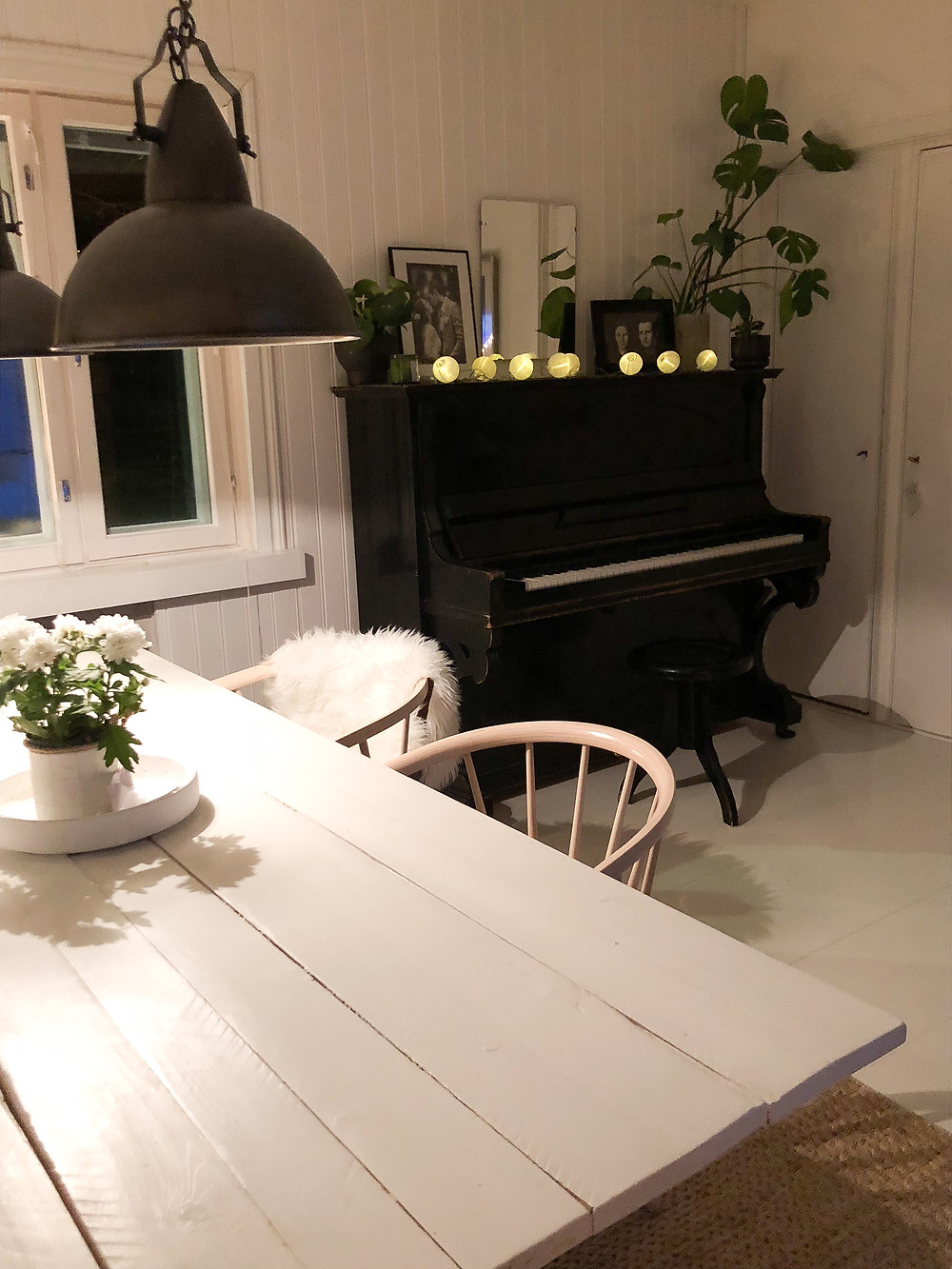 piano dining room, piano osana sisustusta, old wooden table dining room, vanha lautapöytä ruokailuhuoneessa