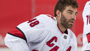 Jordan Martinook reste en Caroline